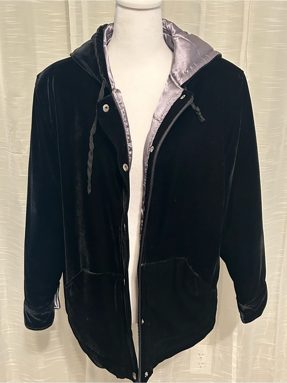 Clío Black Velvet Full-Zip Hoodie Jacket with Satin Lining Hood - Women's Size M